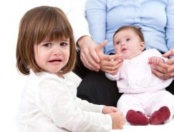 کودک حسود و راه هایی برای کنترل حسادت در فرزندان