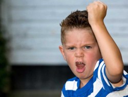 کودک حاضر جواب را چگونه کنترل و تربیت کنیم؟