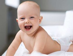 نحوه صحیح تغذیه از شیرمادر (همراه با تصاویر)