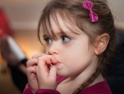 روش هایی برای ترک عادت جویدن ناخن در کودکان شما