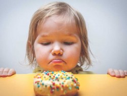 چگونه می توانیم مصرف قند در کودکان کاهش دهیم؟