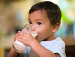 چگونه می توانیم به محکم شدن استخوان کودک کمک کنیم؟