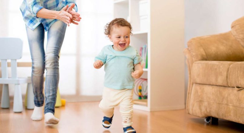 مراحل پیشرفت کودک نوپا در به دست آوردن مهارت راه رفتن