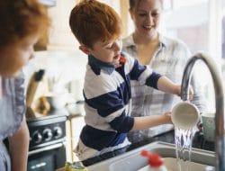 چطور مادری آگاه شویم و فرزندی با ادب داشته باشیم؟